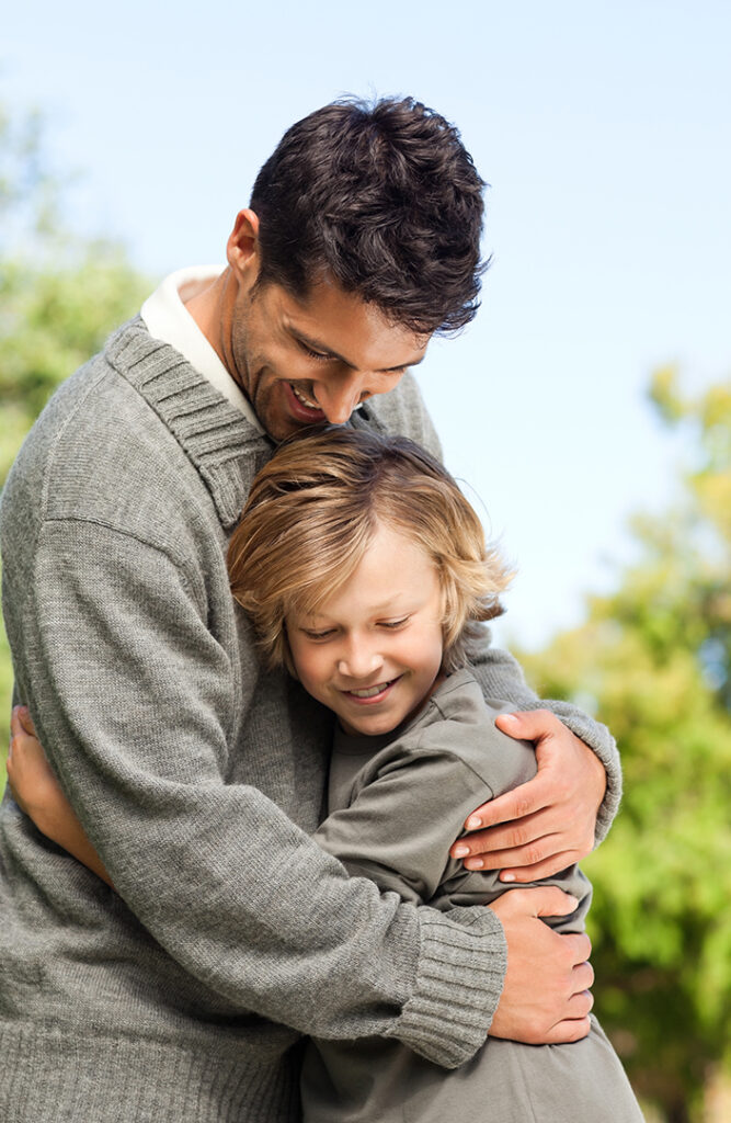 hijo abrazando su padre